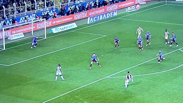 Taraftarın sabrı taştı! Fenerbahçe tribünleri takım önde giderken tek bir futbolcuyu yuhaladı