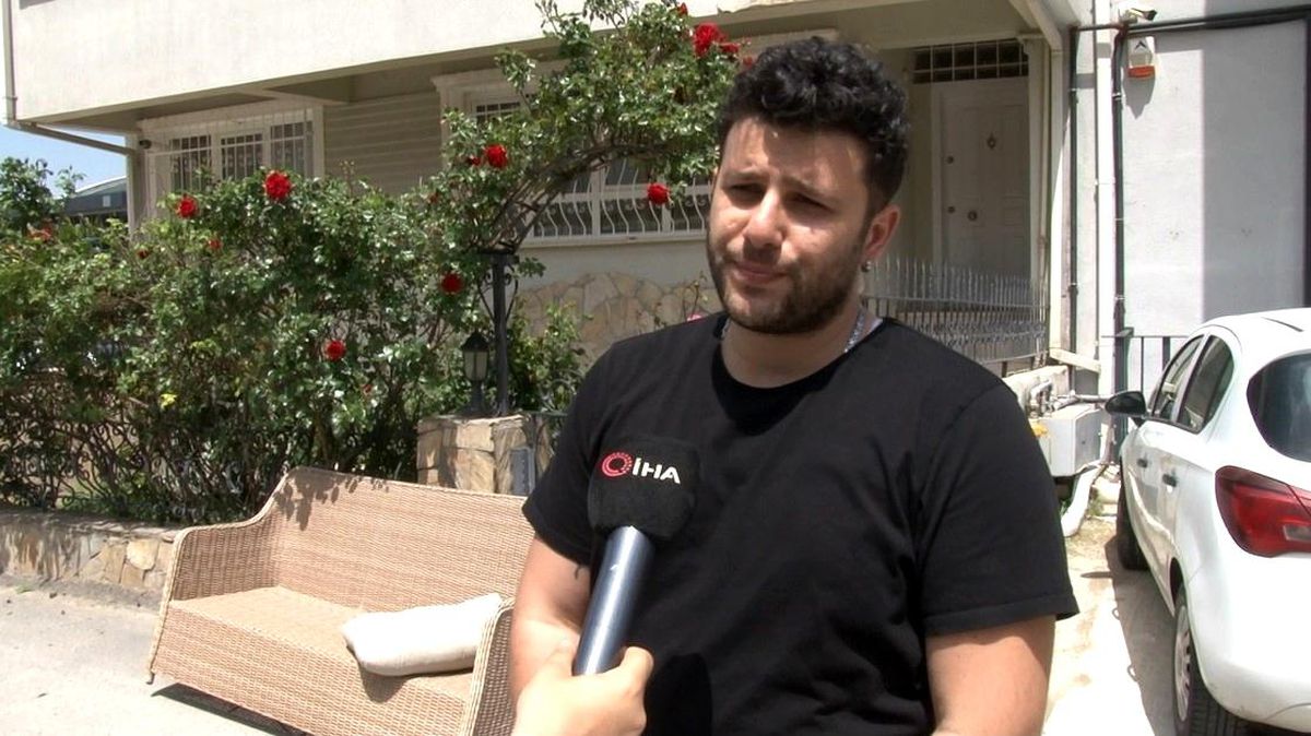 Başkent'te fırtınanın etkisiyle uçan koltuk kamerada
