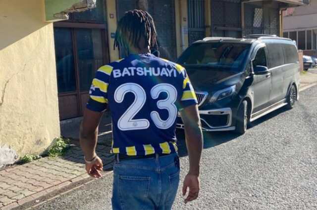 Batshuayi'den bir garip paylaşım! Giyim tarzı ve fotoğraf çektirdiği mekan olay oldu