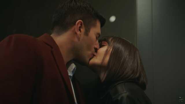 Camdaki Kız'da ihanet! Hayri, Nalan'ı Laz Kızı'yla aldatıyor Camdaki Kız'da ihanet! Hayri, Nalan'ı Laz Kızı'yla aldatıyor