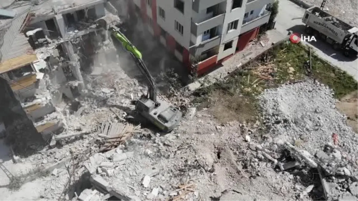 Hatay'da ağır hasarlı binaların yıkımı sürüyor - Haberler