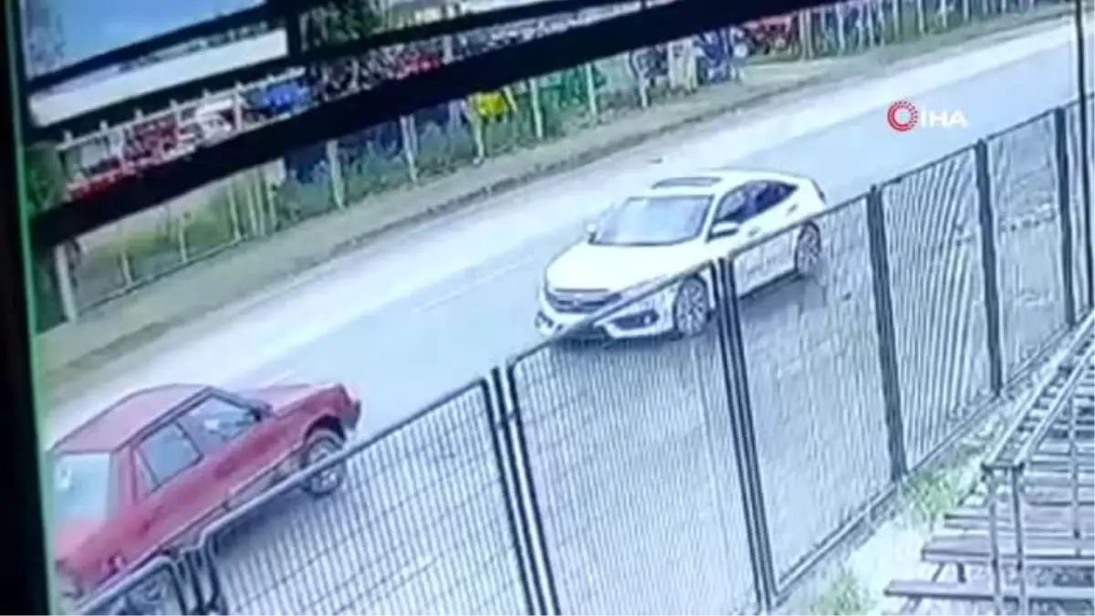 İki otomobilin çarpıştığı kaza kamerada