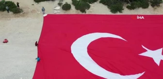 Ölüdeniz Kumburnu sahilinde dev Türk bayrağı açıldı