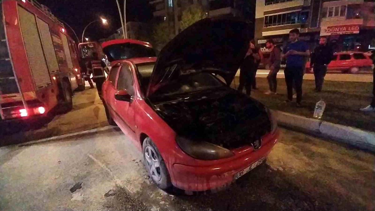 Çorum'da Seyir Halindeki Otomobil Alev Aldı