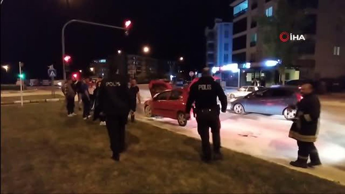 Seyir halindeki otomobil alev aldı