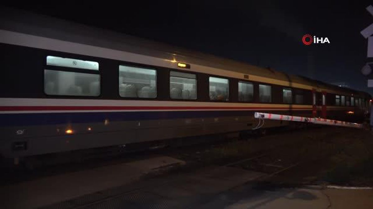 Yolcu treni hemzemin geçitte otomobili biçti