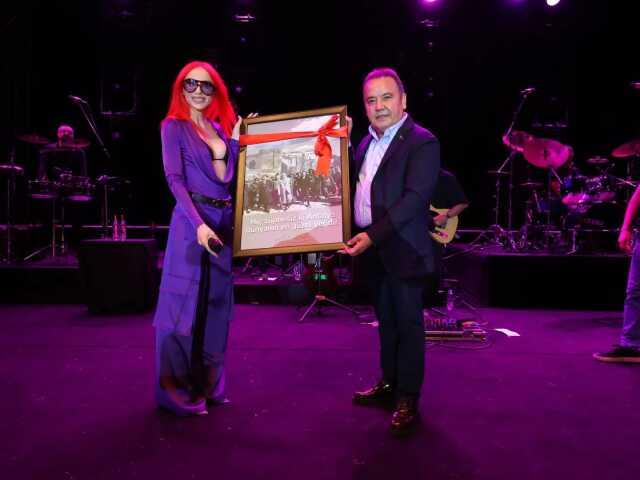 19 Mayıs kutlamalarında sahneye çıkan Gülşen, kırmızı saçlarıyla seslendi: Saçımdan tırnağıma ruhumun rengi belli 19 Mayıs kutlamalarında sahneye çıkan Gülşen, kırmızı saçlarıyla seslendi: Saçımdan tırnağıma ruhumun rengi belli