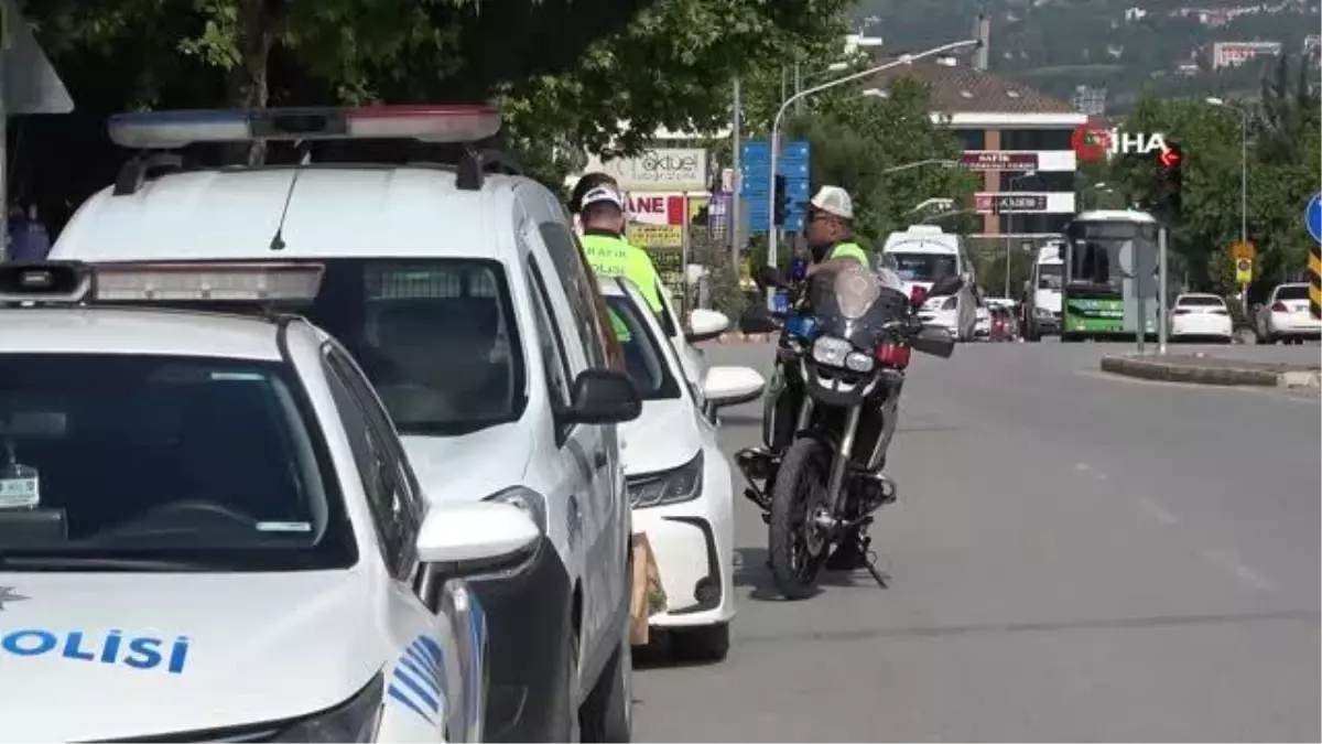 Taksicinin bıçaklanması sonrası meslektaşları kontak kapattı
