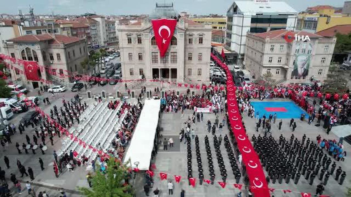 Aksaray'da 2 bin 100 kişinin taşıdığı 550 metrelik bayrakla 19 Mayıs kutlaması
