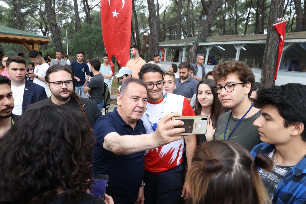 Antalya Büyükşehir Belediye Başkanı Muhittin Böcek Gençlerle Buluştu