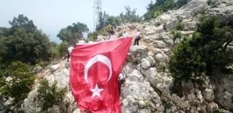Kemerli gençler 19 Mayıs'ta uçuruma Türk bayrağı astı