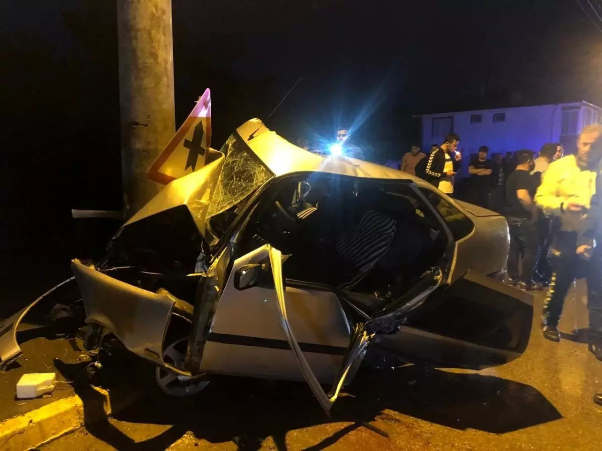 Beton direğe çarpan otomobil hurdaya döndü: 2 yaralı