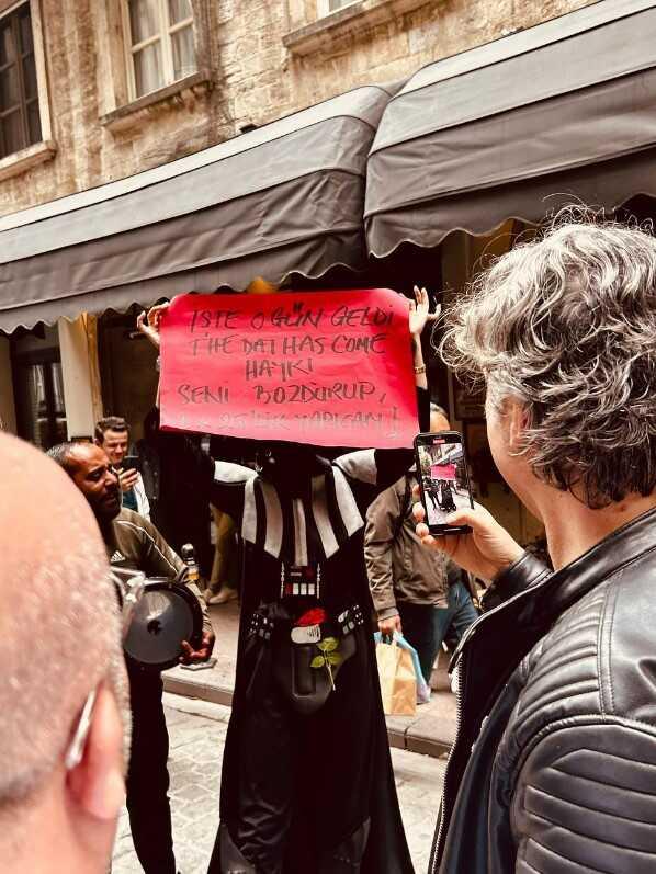 Birce Akalay, Star Wars kostümü giyerek sokak ortasında göbek attı Birce Akalay, Star Wars kostümü giyerek sokak ortasında göbek attı