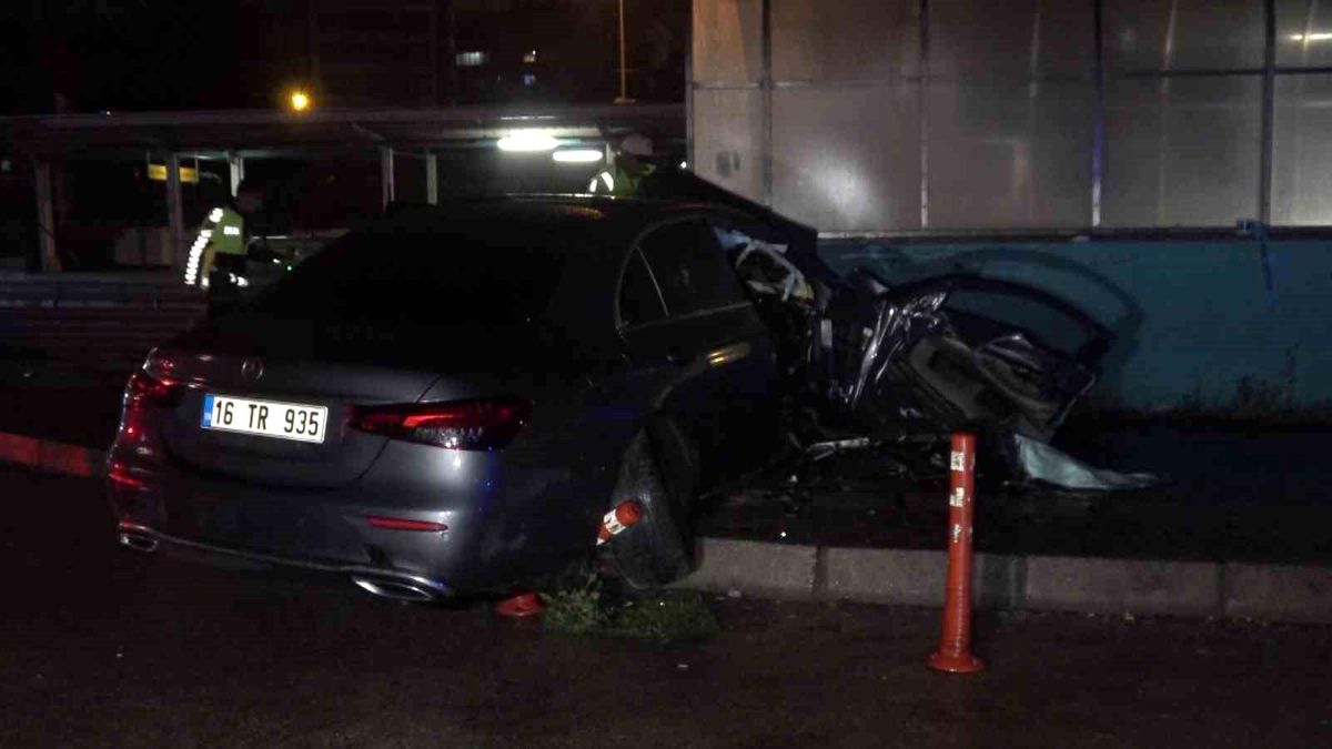 Bursa'da Otomobil Metro İstasyonunun Alt Geçidine Çarptı: 3 Ölü, 1 Yaralı