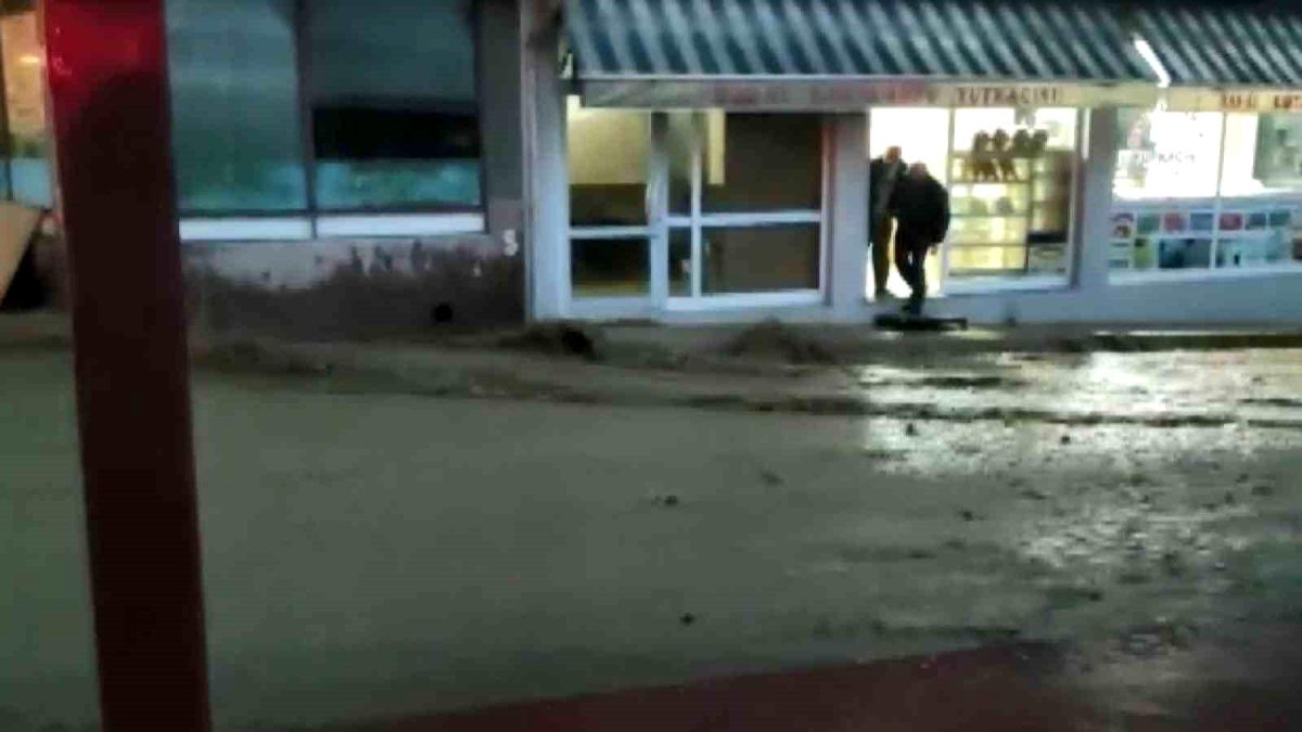 Kastamonu Tosya'da Depoya Yıldırım Düştü, O Anlar Kamerada