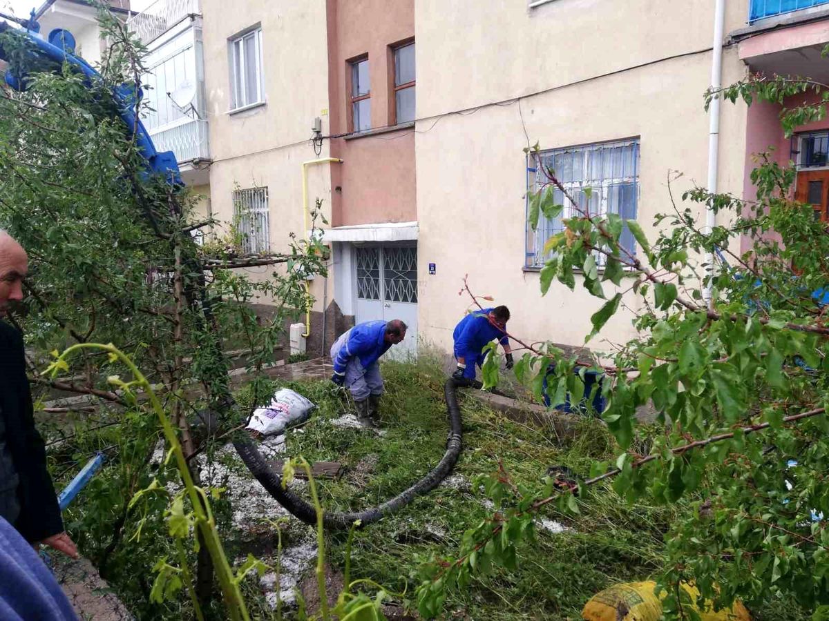 Develi'de sağanak yağış sele neden oldu
