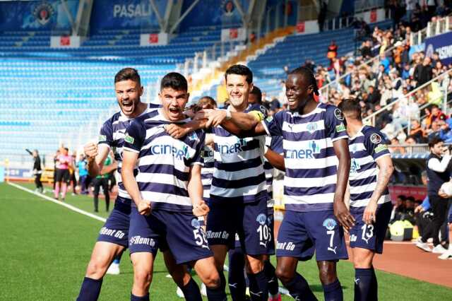 Düşme hattı alev alev! İstanbul derbisinde ev sahibine tek gol yetti Düşme hattı alev alev! İstanbul derbisinde ev sahibine tek gol yetti