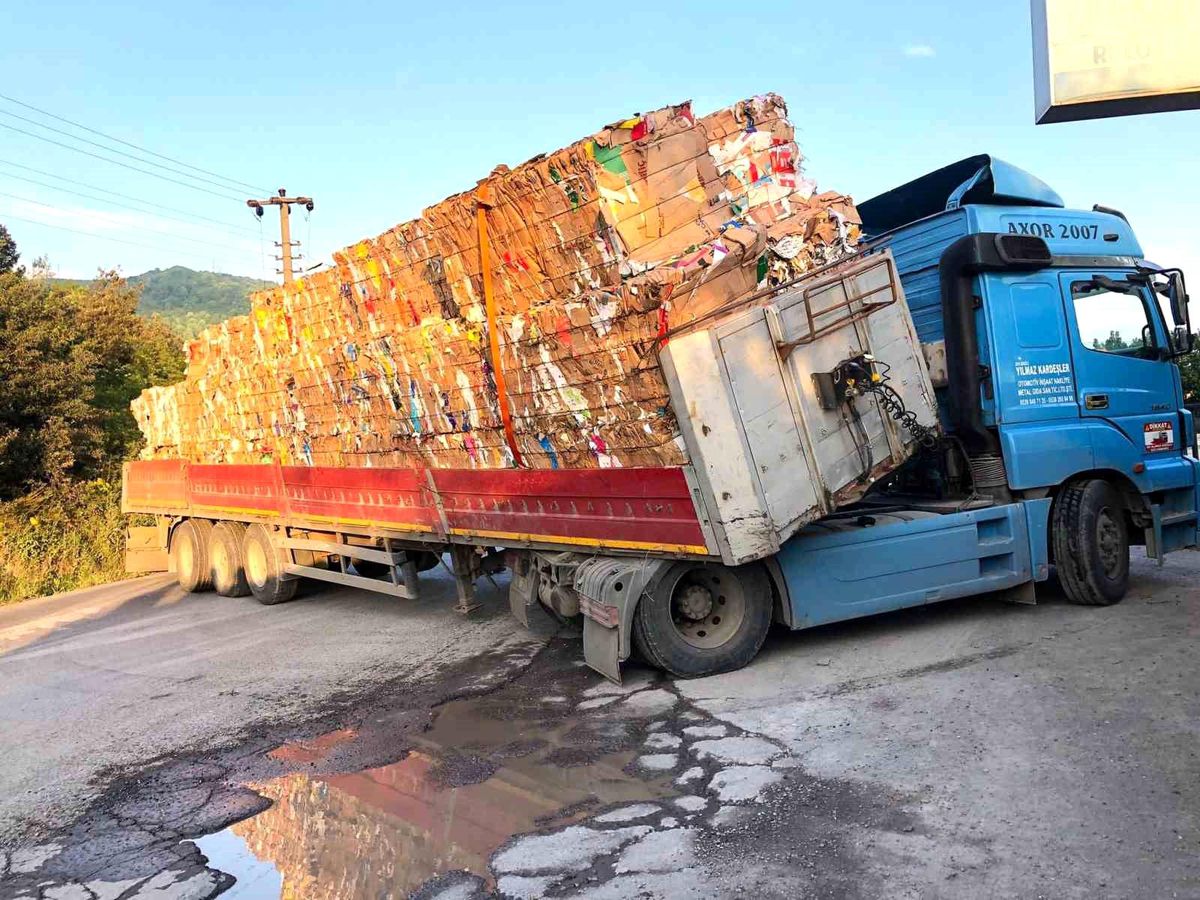 Kavşaktan dönerken makası kırılan tır, trafiği kilitledi
