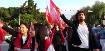 Kuşadası'nda 19 Mayıs coşkusu Derya Uluğ konseriyle zirveye çıktı