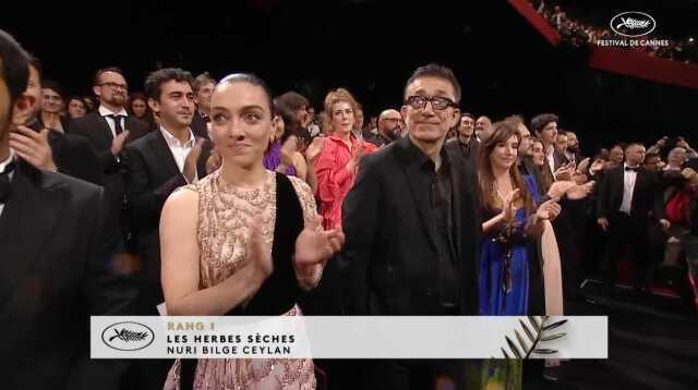 Rol aldığı film Cannes Film Festivali'nde alkış tufanı koparan Merve Dizdar'ın duygusal anları Rol aldığı film Cannes Film Festivali'nde alkış tufanı koparan Merve Dizdar'ın duygusal anları