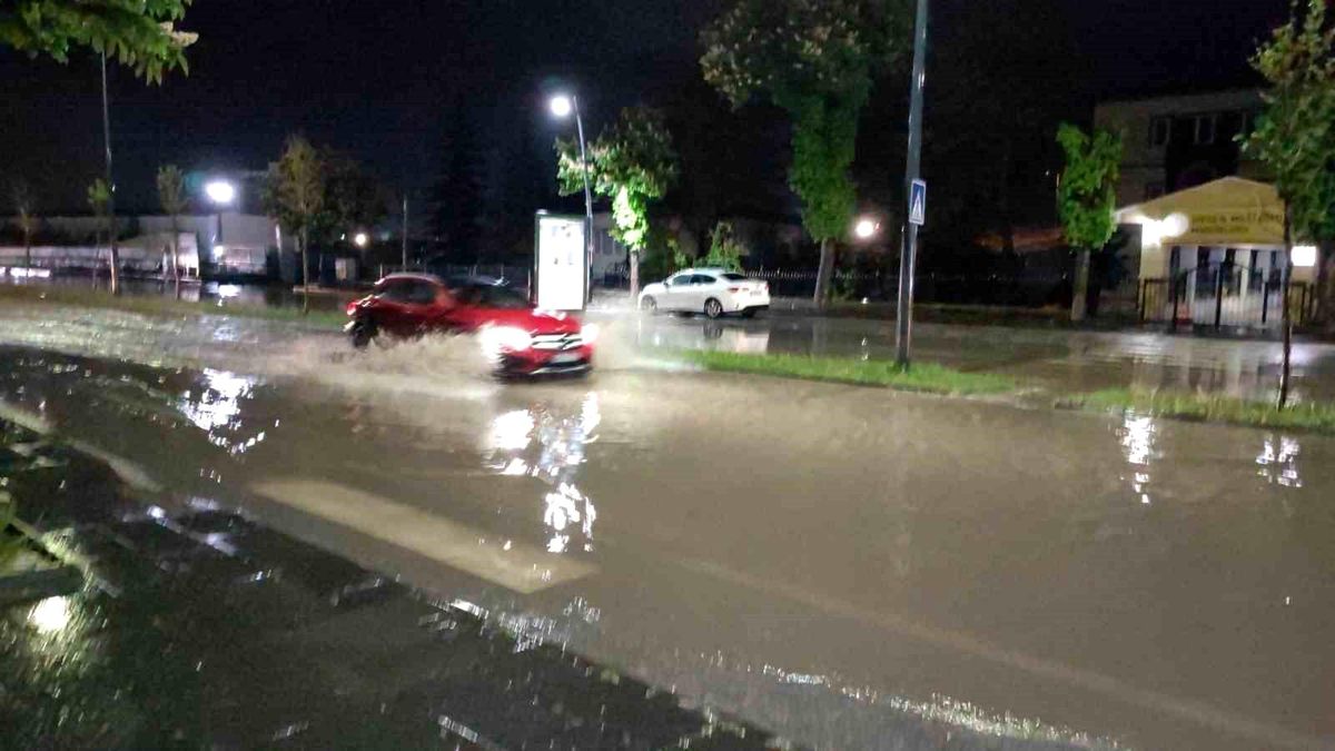 Sivas'ta Kuvvetli Yağış Caddeleri Göle Çevirdi