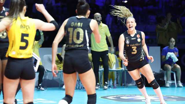Son Dakika: CEV Şampiyonlar Ligi finalinde Eczacıbaşı'nı 3-1 mağlup eden VakıfBank, Avrupa şampiyonu oldu Son Dakika: CEV Şampiyonlar Ligi finalinde Eczacıbaşı'nı 3-1 mağlup eden VakıfBank, Avrupa şampiyonu oldu