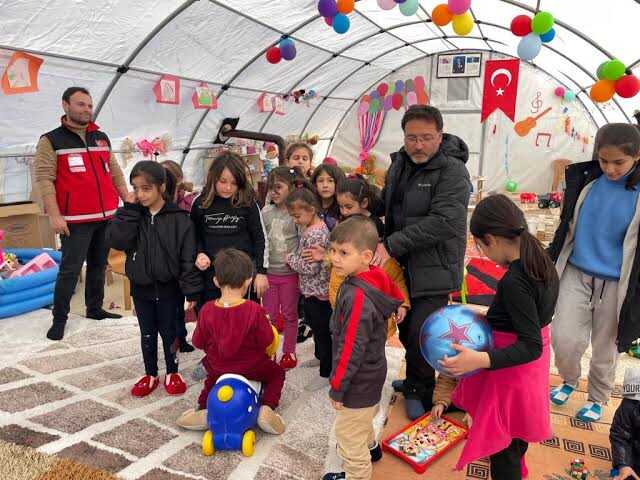 Vali Gökmen Çiçek, konteyner kentte çocuklarla kitap okudu