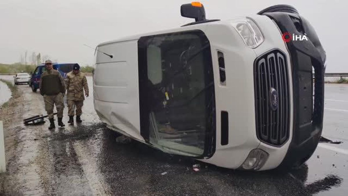 Van'da tur minibüsü yan yattı: 3 yaralı