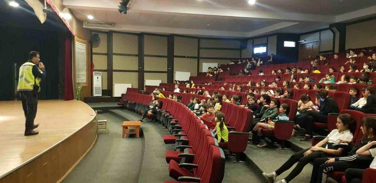 Jandarma ekipleri öğrencileri bilgilendirdi