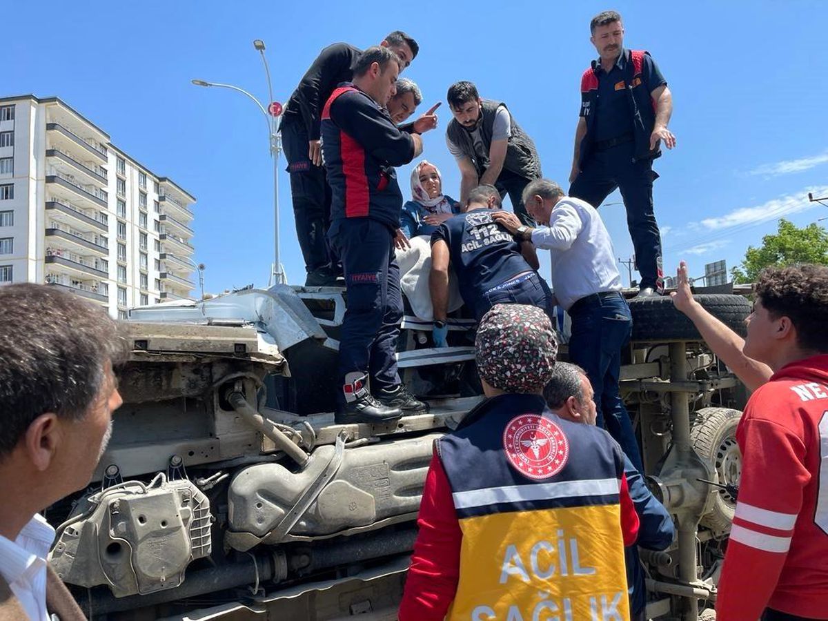 Siirt'te kamyonet ile otomobil çarpıştı: 2'si çocuk 7 yaralı