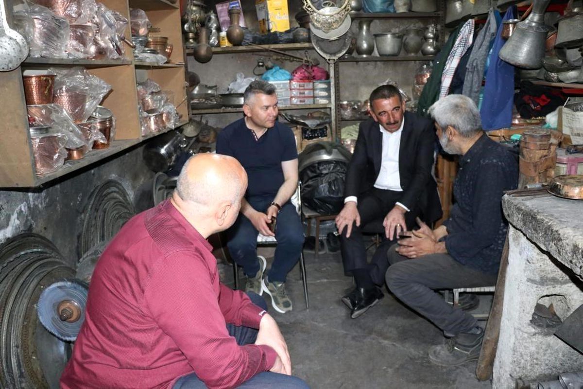 Siirt Valisi Hacıbektaşoğlu, esnaf ve vatandaşların taleplerini dinledi