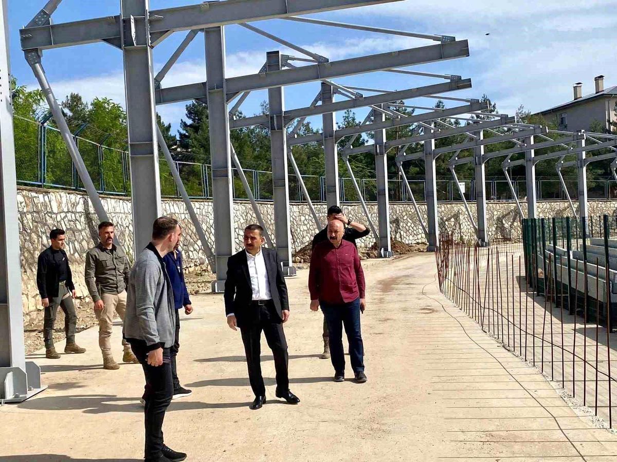 Siirt Valisi Atatürk Stadı'ndaki yenileme çalışmalarını inceledi