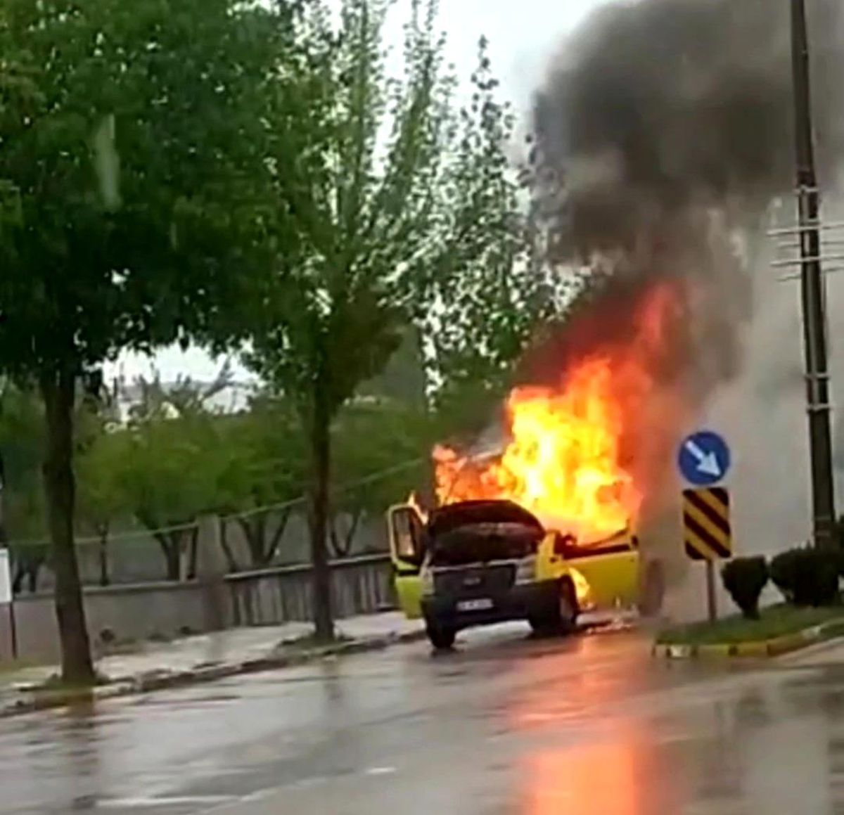 Van'da seyir halindeki minibüs alev alev yandı