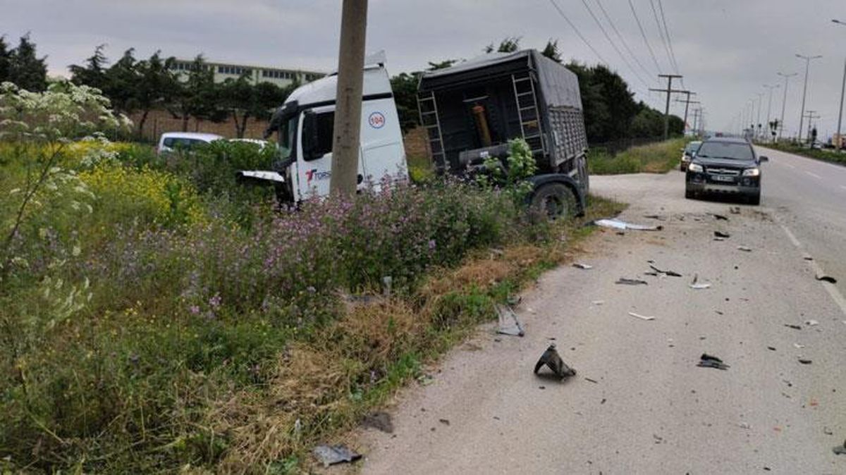 Kamyonetle tır kafa kafaya çarpıştı! 1 kişi öldü, 3 kişi yaralandı