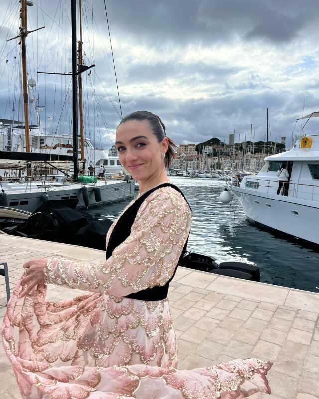 Cannes Film Festivali'nde dakikalarca ayakta alkışlanan Merve Dizdar, Türkiye'ye dönüşte uçağa alınmadı Cannes Film Festivali'nde dakikalarca ayakta alkışlanan Merve Dizdar, Türkiye'ye dönüşte uçağa alınmadı