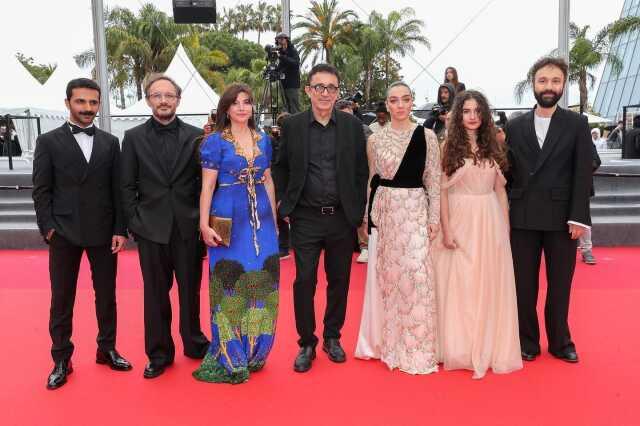 Cannes Film Festivali'nde dakikalarca ayakta alkışlanan Merve Dizdar, Türkiye'ye dönüşte uçağa alınmadı Cannes Film Festivali'nde dakikalarca ayakta alkışlanan Merve Dizdar, Türkiye'ye dönüşte uçağa alınmadı