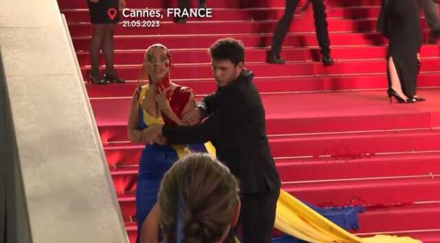 Cannes Film Festivali'nde ilginç anlar! Savaşı protesto eden kadın üzerine sahte kan döktü