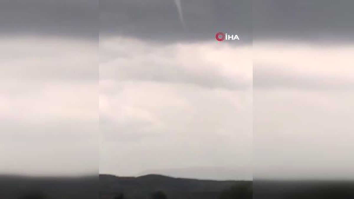 Çektikleri hortumu yorumlayan iki arkadaş izleyenleri gülümsetti