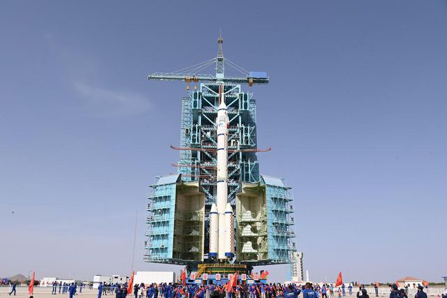 Çin'in Shenzhou-16 Uzay Aracı Fırlatma Alanına Nakledildi