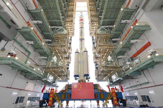 Çin'in Shenzhou-16 Uzay Aracı Fırlatma Alanına Nakledildi