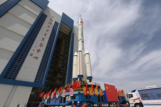 Çin'in Shenzhou-16 Uzay Aracı Fırlatma Alanına Nakledildi