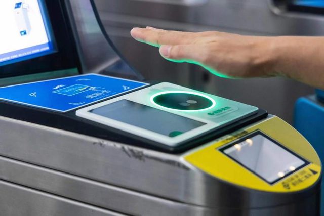 Çinliler Avuç İçlerini Okutarak Metroya Binebilecek Çinliler Avuç İçlerini Okutarak Metroya Binebilecek