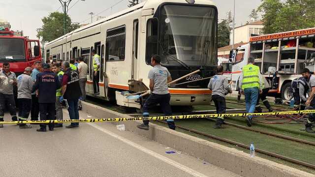 Çöp atmaya giden genç tramvay altında kaldı