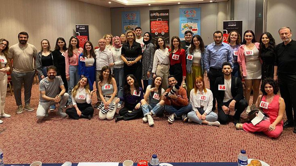 Gençlik Otobüsü 13. kez yola çıkıyor! 11 ülke, 17 şehir gezecekler