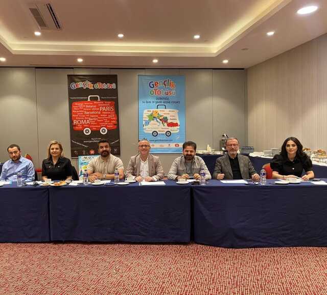 Gençlik Otobüsü 13. kez yola çıkıyor! 11 ülke, 17 şehir gezecekler Gençlik Otobüsü 13. kez yola çıkıyor! 11 ülke, 17 şehir gezecekler
