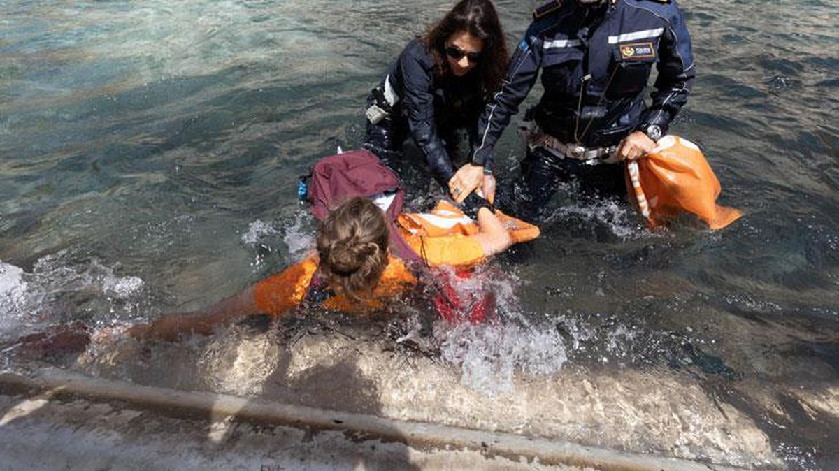 İtalya'daki Aşk Çeşmesi'ne aktivistlerden boyalı saldırı! Binlerce yıllık tarih siyaha boyandı