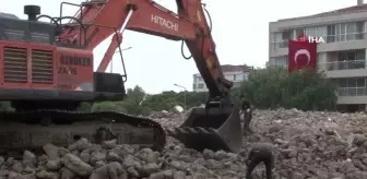 İzmir'in 40 yıllık 'Pisa Kuleleri' yıkıldı