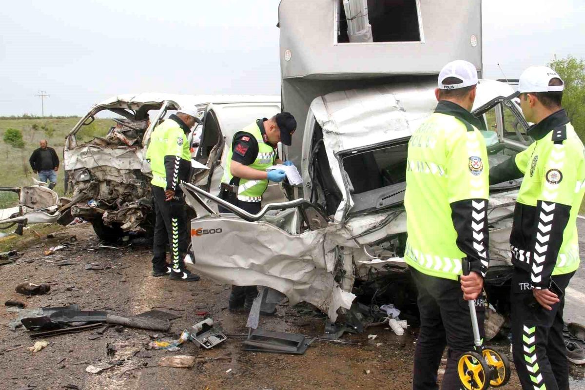 Konya'da kamyonetle minibüs çarpıştı: 2 ölü, 3 yaralı