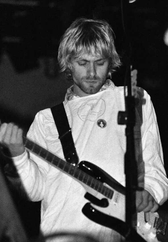 Kurt Cobain'in parçaladığı gitar yaklaşık 600 bin dolara alıcı buldu Kurt Cobain'in parçaladığı gitar yaklaşık 600 bin dolara alıcı buldu