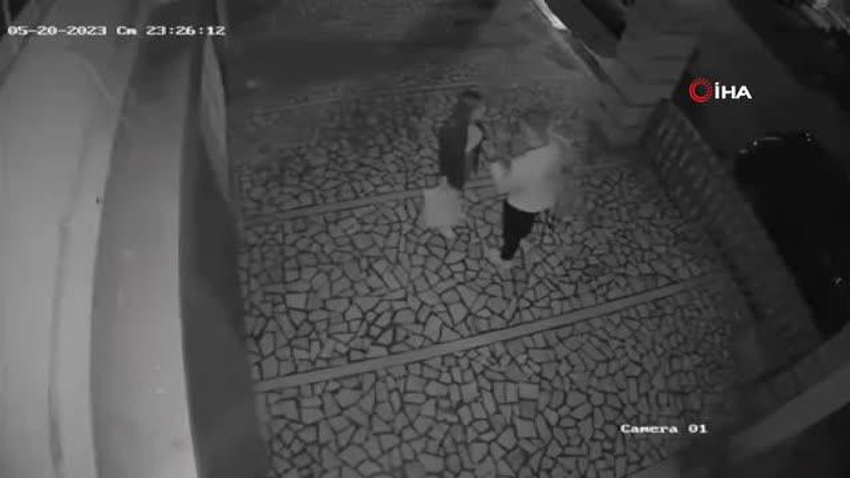 Tartıştığı genç kızı önce tokatladı sonra saçından tutarak ittirdi... O anlar kamerada